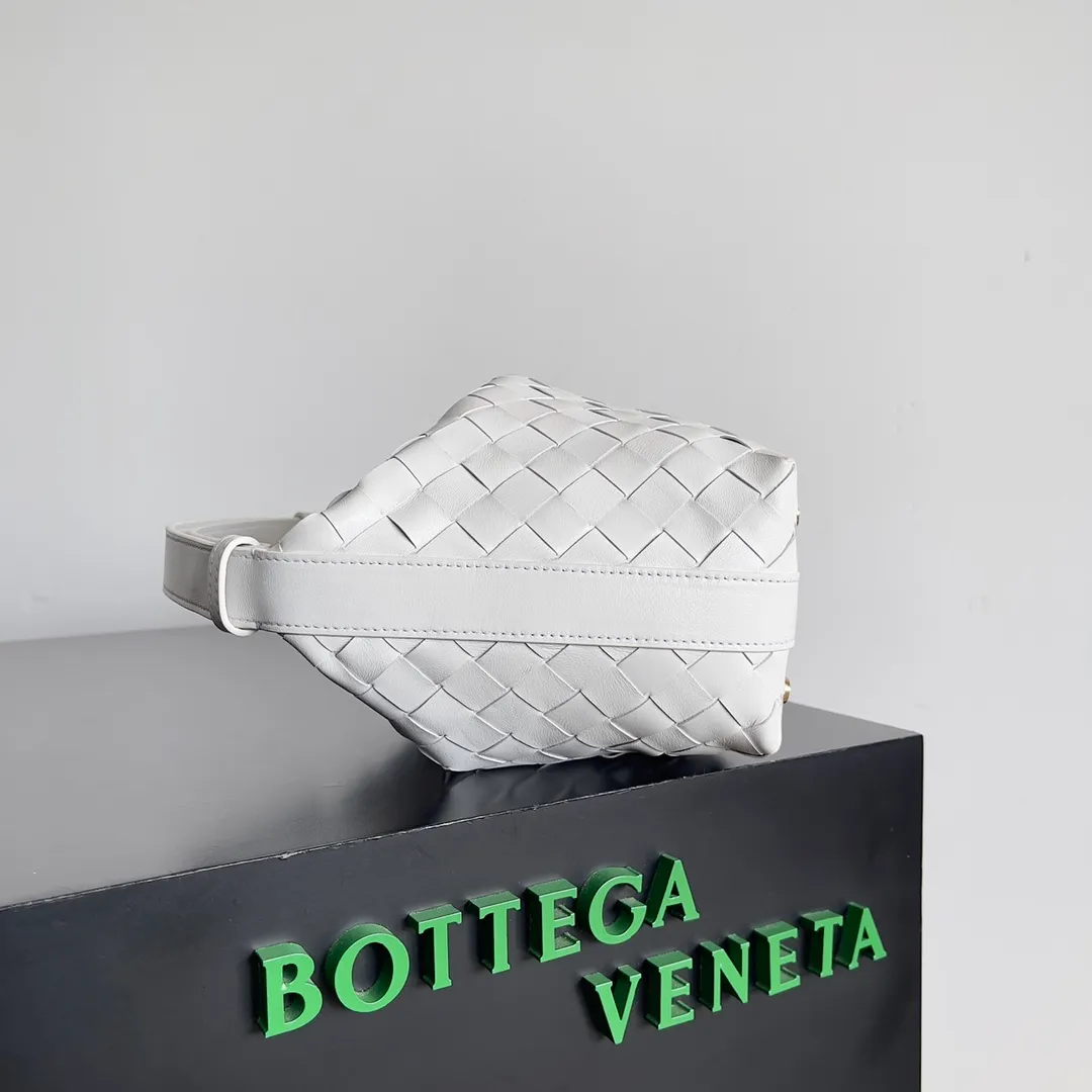 Batch 1360 It is predicted that BV Bottega’s lunch bag will be popular again this year. The entire bag is made of top nappa lambskin, which is very soft and lightweight. It also uses the intrecciato weaving process that the two founders spent several months developing from the beginning of the brand. It is completely hand-woven by Italian craftsmen. It perfectly reflects the craftsmanship of Bottega. The entire bag shape is also a very practical and popular lunch box bag type. The slightly curved arc of the bag mouth can also better fit our wrists. Style number: 754443 Size: 22*13*9